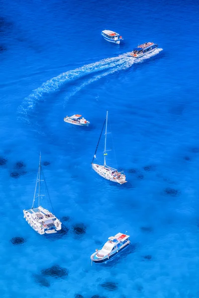 Barcos y yates en el mar azul —  Fotos de Stock