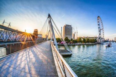 Gündoğumu karşı Golden Jubilee Bridge'de Londra, İngiltere
