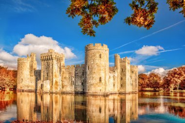 East Sussex, İngiltere'de tarihi Bodiam kalede
