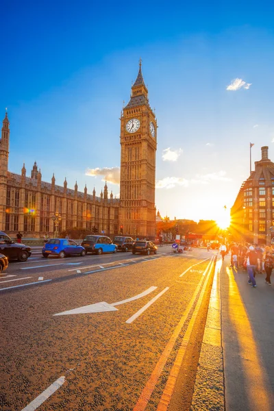 Μπιγκ Μπεν εναντίον πολύχρωμο ηλιοβασίλεμα στο Λονδίνο, Ηνωμένο Βασίλειο — Φωτογραφία Αρχείου