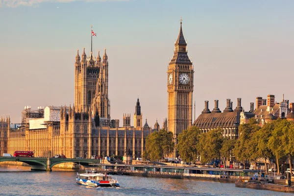 Big Ben con barco en Londres, Inglaterra, Reino Unido — Foto de Stock