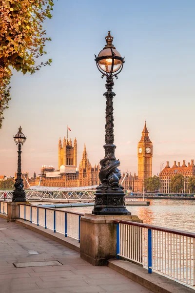 Big Ben se na podzim listy v Londýně, Anglie, Velká Británie — Stock fotografie