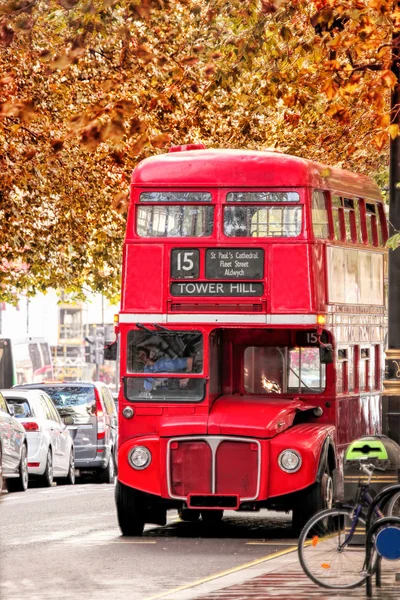 在伦敦，英国的老红色双层巴士。 — 图库照片