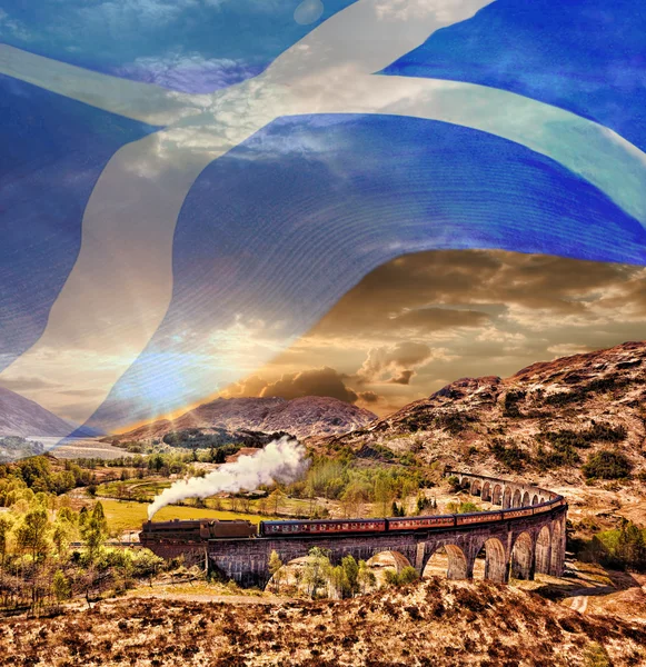 Glenfinnan Viaduto ferroviário na Escócia com o trem a vapor jacobita com bandeira escocesa — Fotografia de Stock