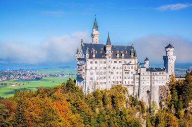 Bavyera, Almanya Neuschwanstein Şatosu ile sonbahar yaprakları