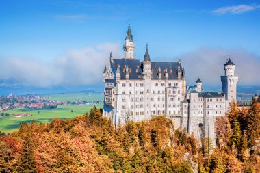 Bavyera, Almanya Neuschwanstein Şatosu ile sonbahar yaprakları
