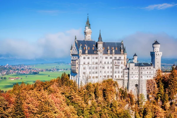 Neuschwanstein kasteel met herfst bladeren in Beieren, Duitsland — Stockfoto