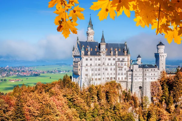 Castillo de Neuschwanstein con hojas de otoño en Baviera, Alemania — Foto de Stock