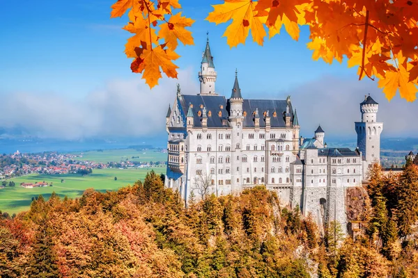 新天鹅城堡与秋天叶子在德国巴伐利亚州 — 图库照片
