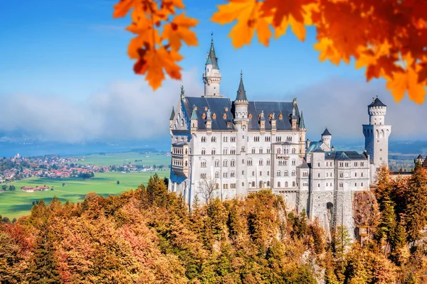 Castillo de Neuschwanstein con hojas de otoño en Baviera, Alemania — Foto de Stock