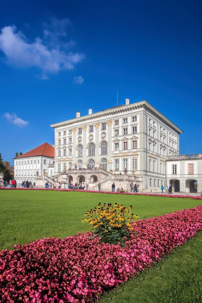 Palacio de Nymphenburg con el jardín real en Munich, Alemania — Foto de Stock