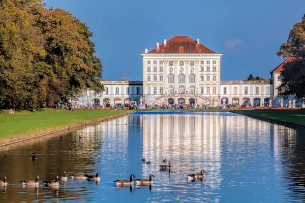 Palacio de Nymphenburg con el jardín real en Munich, Alemania — Foto de Stock