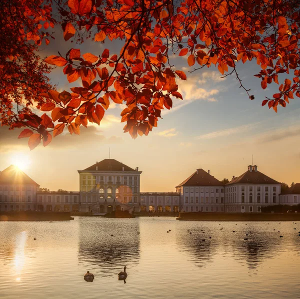 Nymphenburg Palace s Královská zahrada v Mnichově, Německo — Stock fotografie