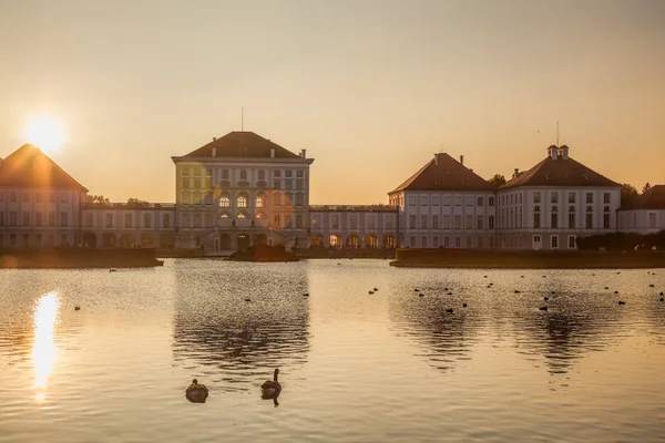 Palacio de Nymphenburg con el jardín real en Munich, Alemania — Foto de Stock