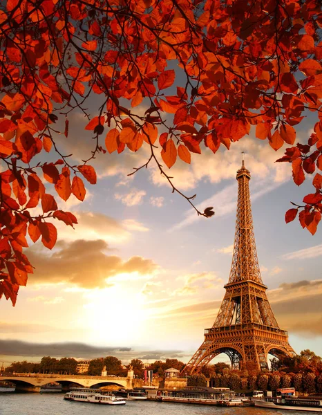 Eiffelova věž s podzimními listy v Paříži, Francie — Stock fotografie