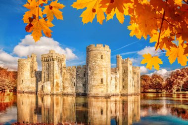 East Sussex, İngiltere'de tarihi Bodiam kalede