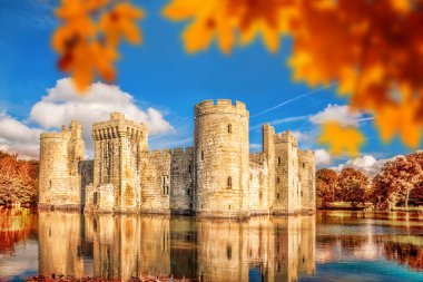 East Sussex, İngiltere'de tarihi Bodiam kalede