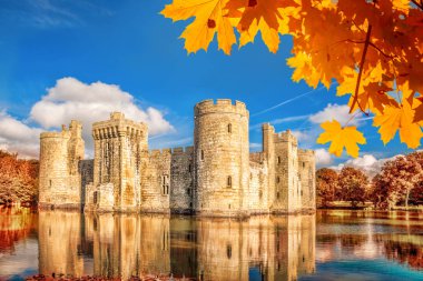 East Sussex, İngiltere'de tarihi Bodiam kalede