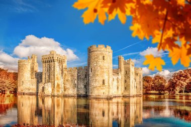 East Sussex, İngiltere'de tarihi Bodiam kalede