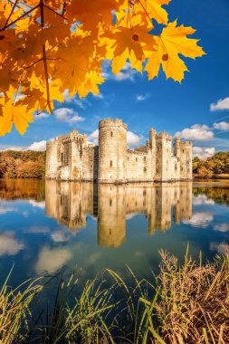 East Sussex, İngiltere'de tarihi Bodiam kalede