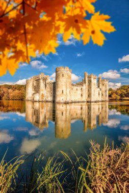 East Sussex, İngiltere'de tarihi Bodiam kalede