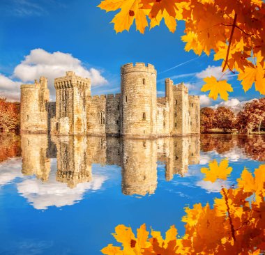 East Sussex, İngiltere'de tarihi Bodiam Castle ile sonbahar yaprakları