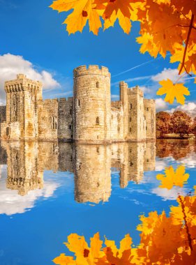East Sussex, İngiltere'de tarihi Bodiam Castle ile sonbahar yaprakları