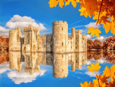East Sussex, İngiltere'de tarihi Bodiam Castle ile sonbahar yaprakları
