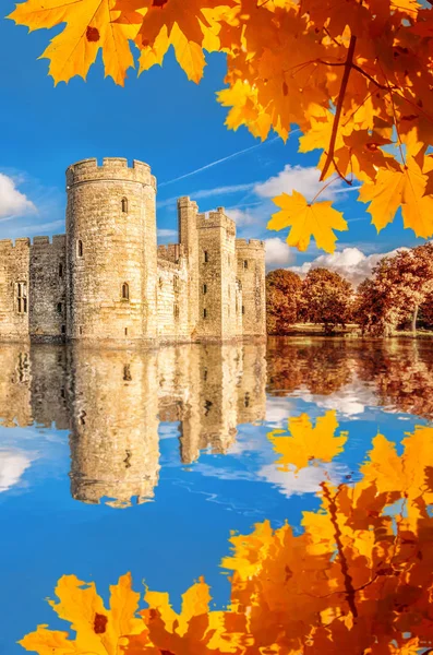 East Sussex, İngiltere'de tarihi Bodiam Castle ile sonbahar yaprakları