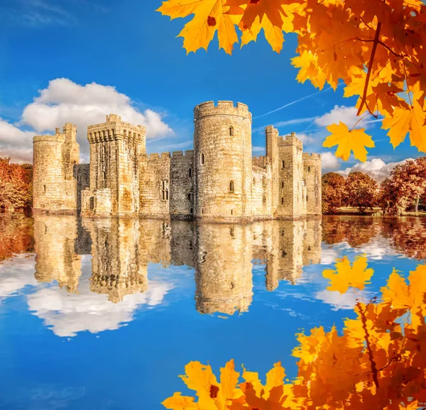 历史 Bodiam 城堡与秋天叶子在东萨塞克斯郡，英格兰 — 图库照片