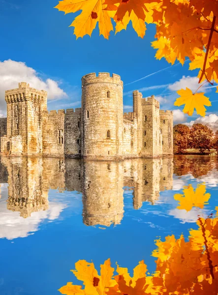 Historic Bodiam Castle with autumn leaves in East Sussex, England — Stock Photo, Image