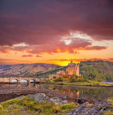 Günbatımı karşı Eilean Donan kale İskoçya Highlands