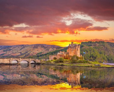 Günbatımı karşı Eilean Donan kale İskoçya Highlands