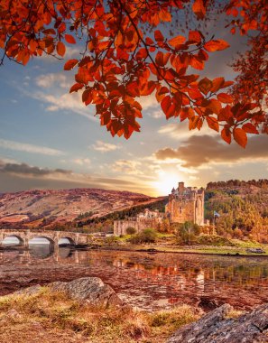 İskoçya Highlands sonbahar yaprakları karşı Eilean Donan kale