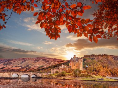 İskoçya Highlands sonbahar yaprakları karşı Eilean Donan kale