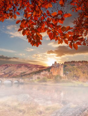 İskoçya Highlands sonbahar yaprakları karşı Eilean Donan kale