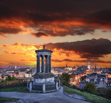 Günbatımı karşı Edinburgh İskoçya'da Calton Hill ile