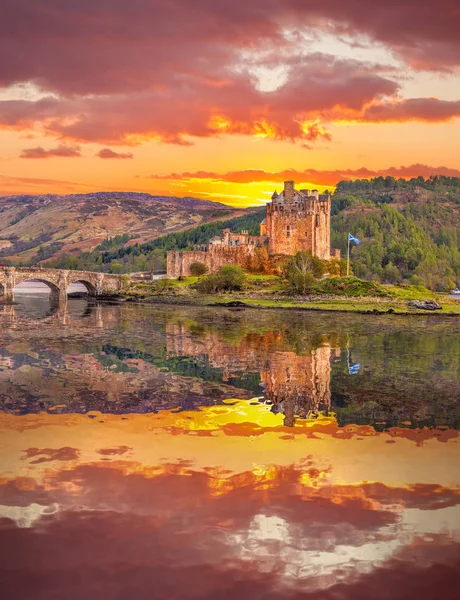 Castillo de Eilean Donan contra el atardecer en Highlands of Scotland — Foto de Stock