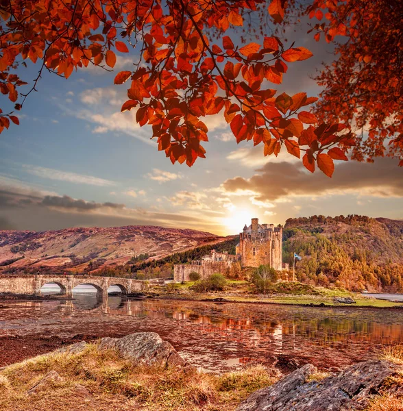 Eilean Donan Castle przeciw jesiennych liści w Highlands of Scotland — Zdjęcie stockowe