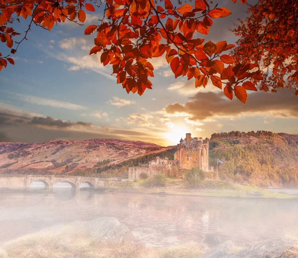 Eilean Donan Castle against autumn leaves in Highlands of Scotland — Stock Photo, Image