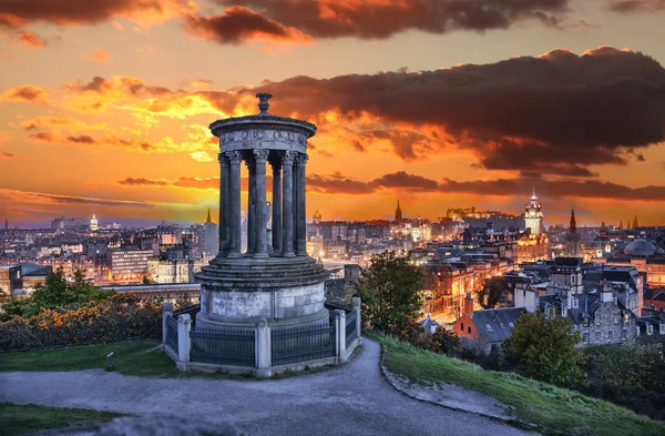 Edinburgh tegen zonsondergang met Calton Hill in Schotland — Stockfoto