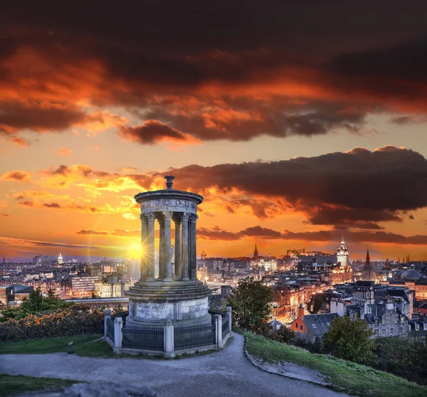 Edinburgh against sunset with Calton Hill in Scotland — Stock Photo, Image