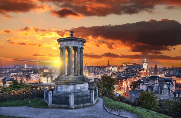 Günbatımı karşı Edinburgh İskoçya'da Calton Hill ile — Stok fotoğraf