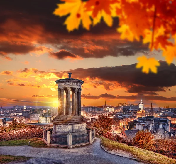 Edimburgo con Calton Hill contra las hojas de otoño en Escocia —  Fotos de Stock