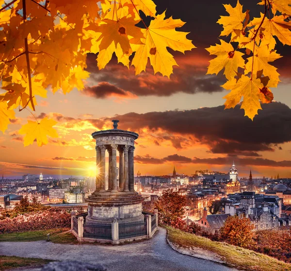 Эдинбург с Калтон Хилл против осенних листьев в Шотландии — стоковое фото