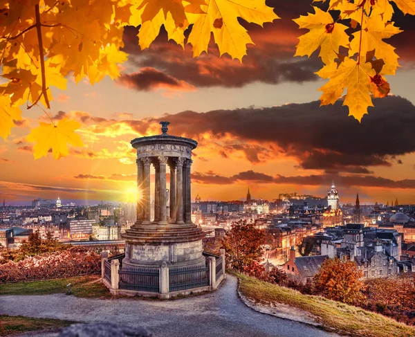 Edimburgo con Calton Hill contro le foglie autunnali in Scozia — Foto Stock