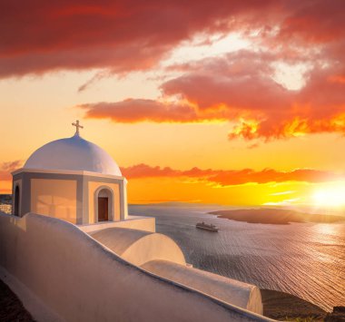 Eski kasaba Thira Adası Santorini üzerinde beyaz renkli günbatımı karşı kilise Yunanistan