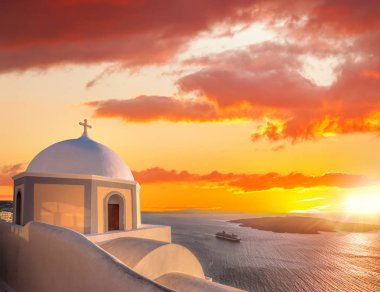 Eski kasaba Thira Adası Santorini üzerinde beyaz renkli günbatımı karşı kilise Yunanistan