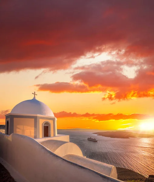 Casco antiguo de Thira en la isla Santorini, iglesia blanca contra el colorido atardecer en Grecia — Foto de Stock