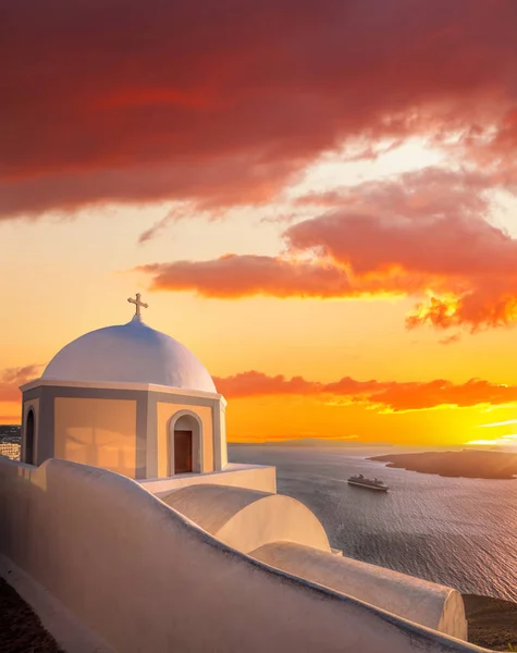 Staré město Thira na ostrově Santorini, bílé církve proti barevný západ slunce v Řecku — Stock fotografie